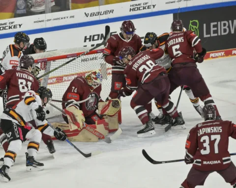 Сборная Латвии по хоккею проиграла Германии в первом матче Кубка Германии со счетом 1:4