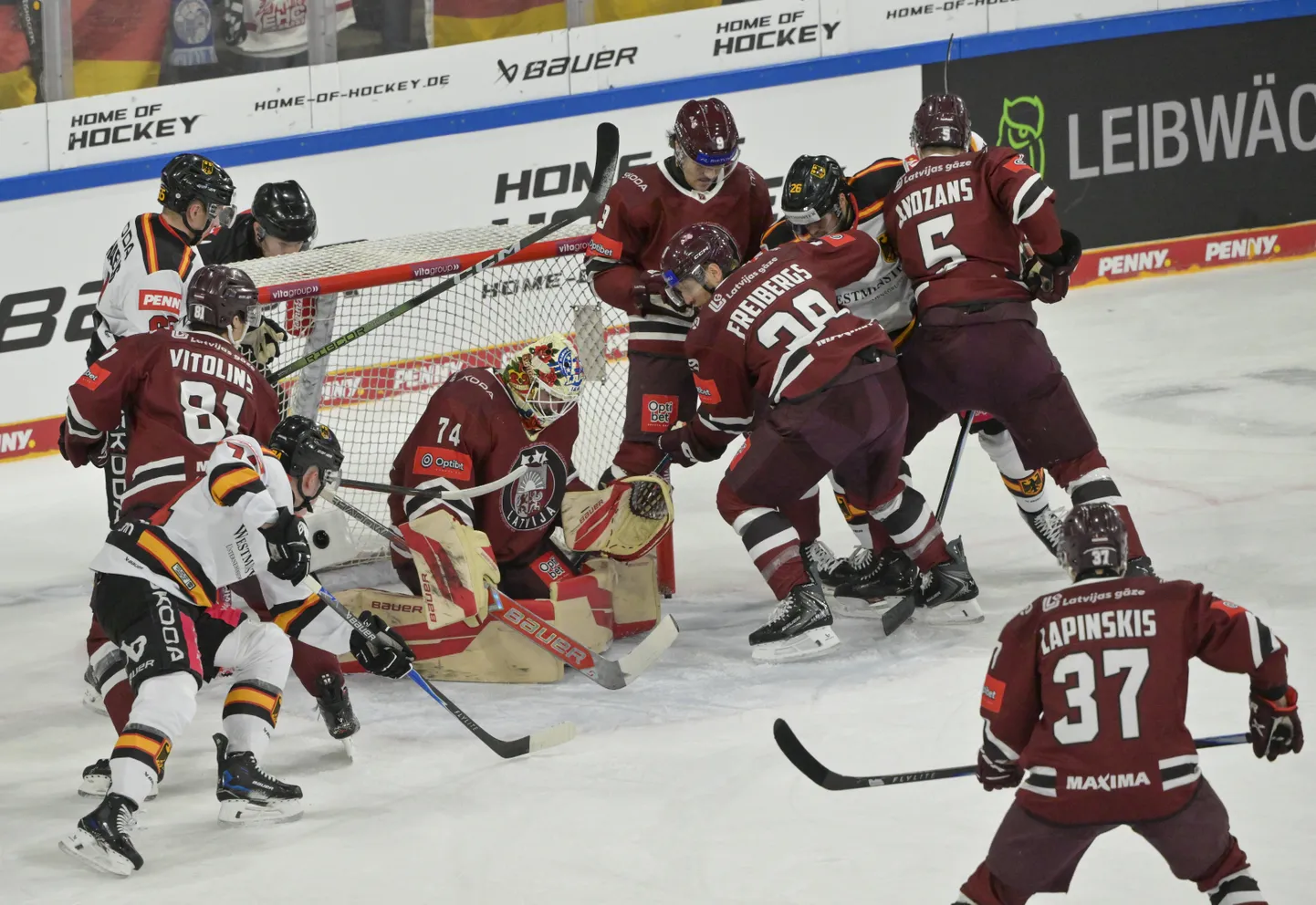 Сборная Латвии по хоккею проиграла Германии в первом матче Кубка Германии со счетом 1:4