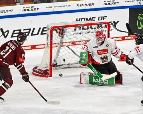 Сборная Латвии по хоккею завершила турнир в Германии победой над Австрией 4:2