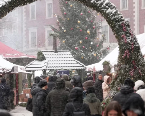 Сегодня на Домской площади открывается рождественская ярмарка с музыкальными выступлениями
