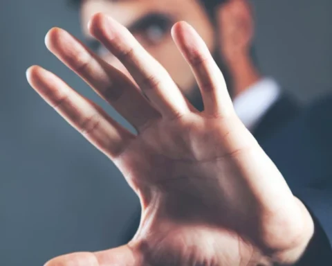 Съемка латвийских чиновников: омбудсмен предостерегает о возможных юридических последствиях