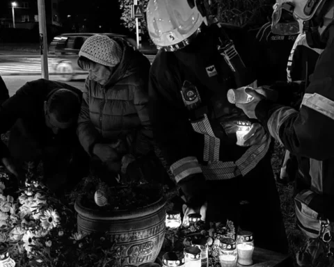 Сирены и свечи: в Золитуде почтили память жертв трагедии с памятным мемориалом