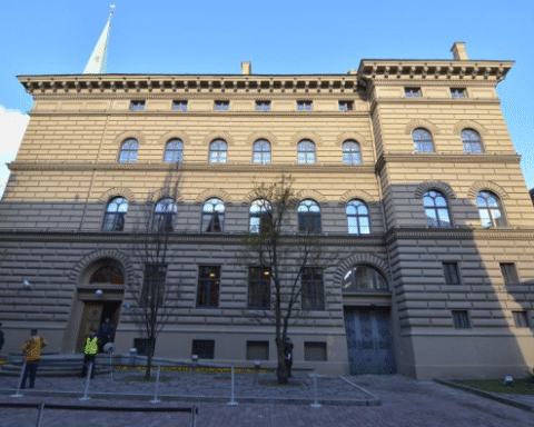 Собраны подписи под инициативой о выдворении нелояльных граждан из Латвии