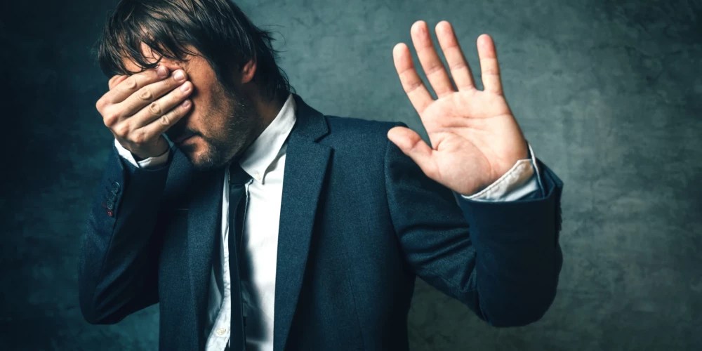 Соседи Саласпилса обеспокоены резким запахом из квартиры после смерти одинокого жителя