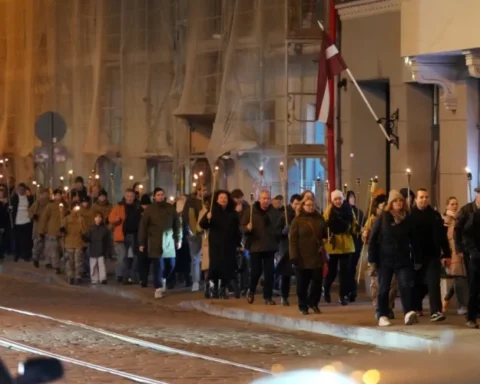 Сотни людей участвуют в факельном шествии по всей Латвии