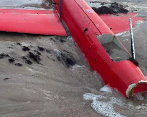 Специалисты по взрывчатке исследуют найденный дрон на пляже Лиепаи