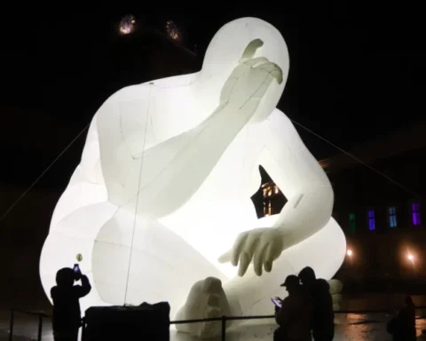 Staro Rīga: город наполнили магические огни фестиваля «Вестники рассвета»