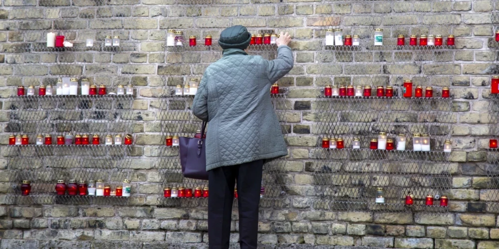 Свечи освещают стены Рижского замка: меры для сохранения исторического наследия