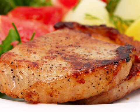 Свинина с масляным соусом готовится за 30 минут