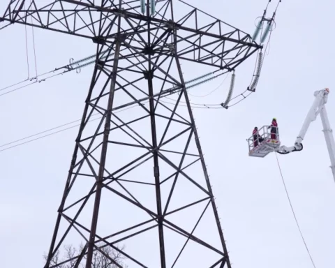 Тариф на передачу электроэнергии в Латвии снизится на 10%, но счета не уменьшатся