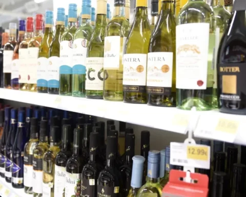 Торговцы сокращают время работы магазинов в регионах из-за запрета на продажу алкоголя