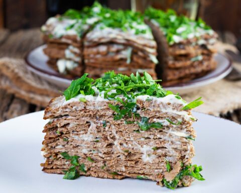 Торт из куриной печени с майонезом и чесноком