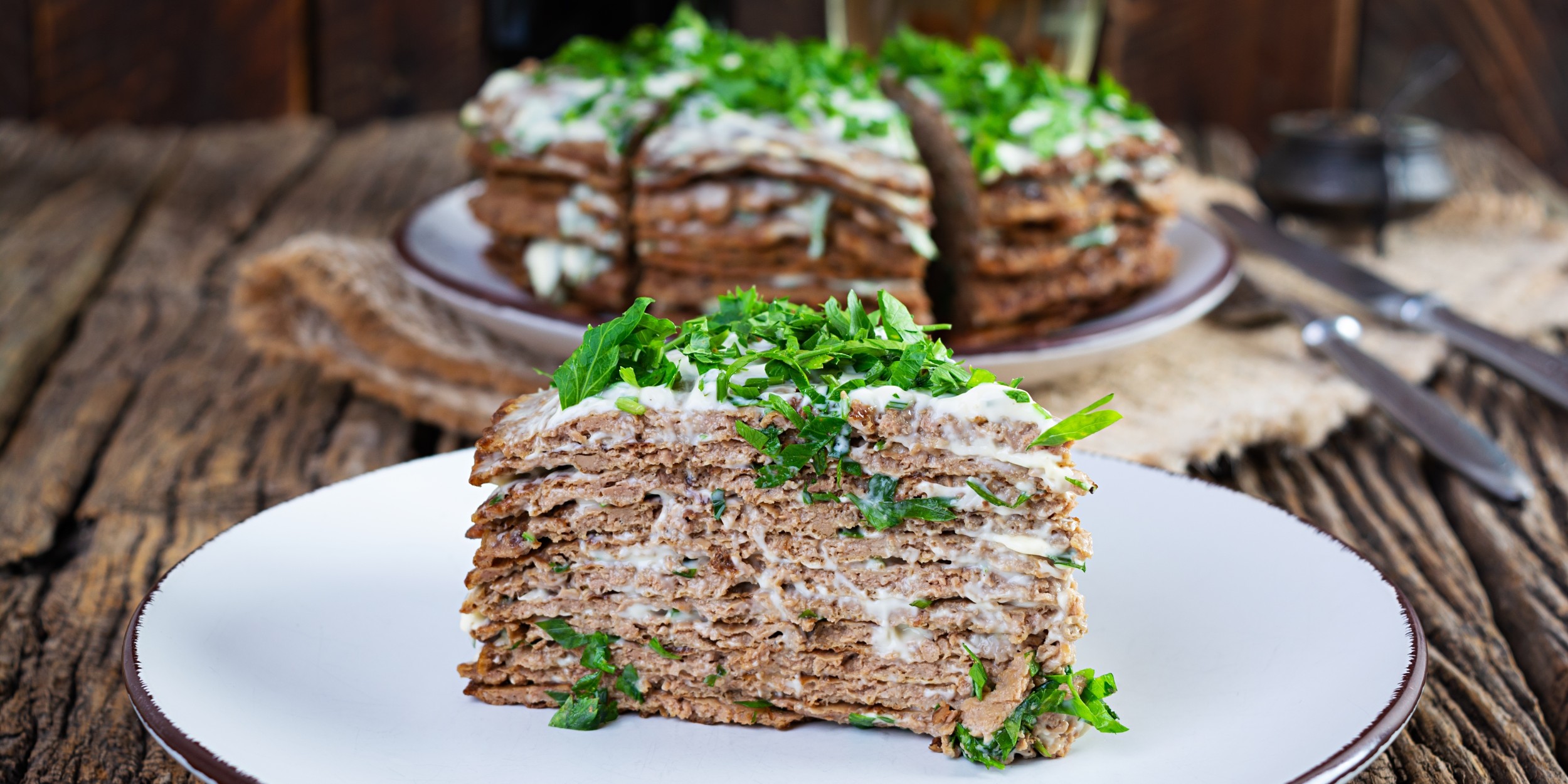 Торт из куриной печени с майонезом и чесноком