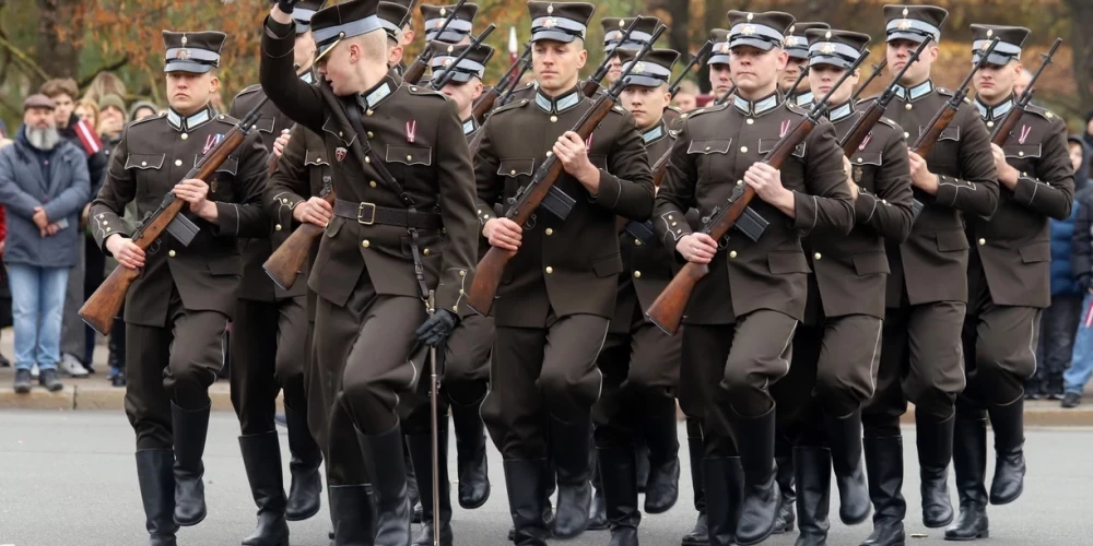 Торжественное отмечание 33-й годовщины восстановления почетного караула у Памятника Свободы