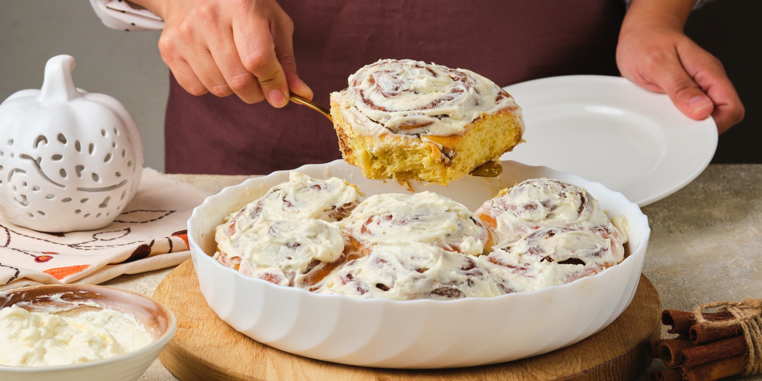 Тыквенные синнабоны с корицей и кремом