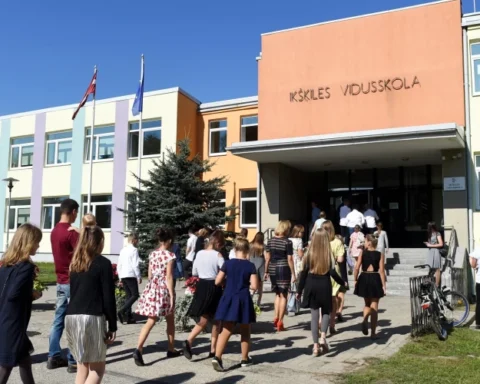 Учителя в латвийских школах сталкиваются с языковыми трудностями у выпускников