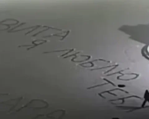 В Даугавпилсе выпал первый снег, и его использовали для признания в любви