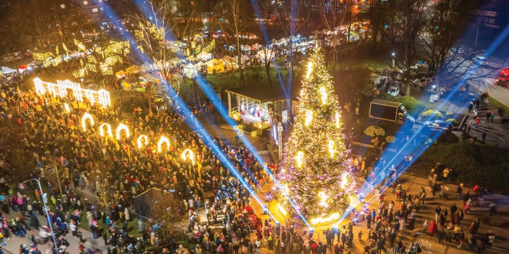 В Елгаве зажгут 18-метровую елку, обсуждают её конструкцию и ярмарку