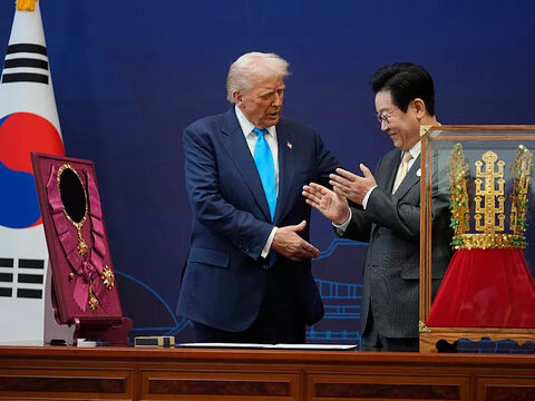 В Кёнджу Трамп получил «десерт миротворца» и корону от Ли Чжэ Мёна