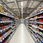 В Латвии продуктовые сети получают рекордные прибыли, угрожая экономическому благосостоянию граждан