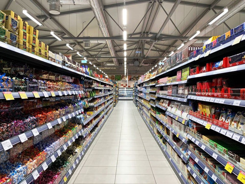 В Латвии продуктовые сети получают рекордные прибыли, угрожая экономическому благосостоянию граждан