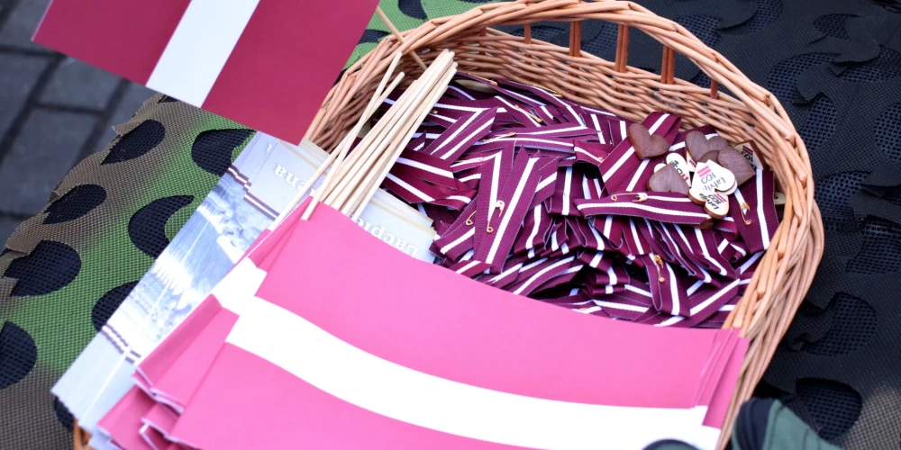 В Латвии стартовал месяц патриотизма: жители приглашаются носить красно-бело-красные ленточки вверх уголками