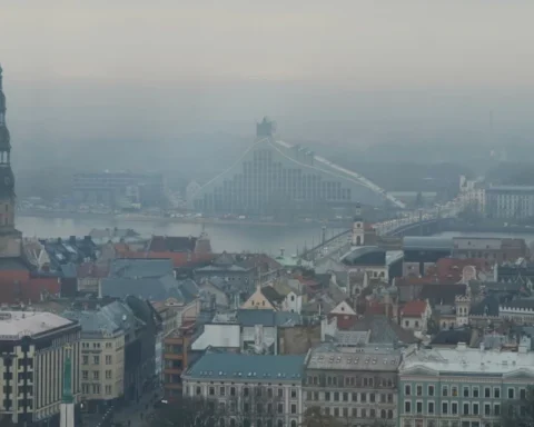 В Латвии в понедельник ожидаются дожди и туман, температура от +7 до +11 градусов