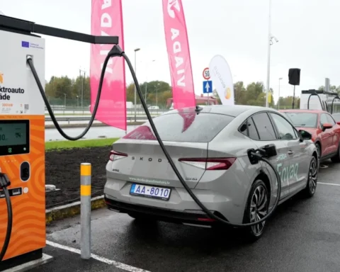 В Латвии завершено строительство 35 станций зарядки электромобилей в рамках проекта CEF