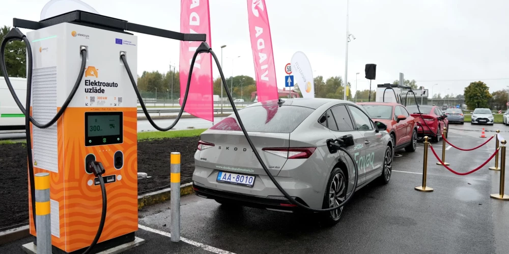 В Латвии завершено строительство 35 станций зарядки электромобилей в рамках проекта CEF