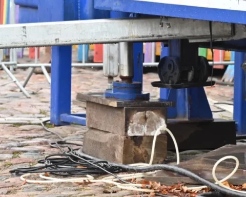 В Лиепае колесо обозрения установлено с использованием нестандартных опор: местные жители беспокоятся о безопасности