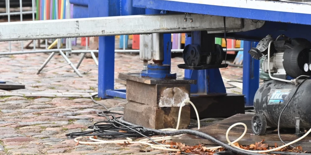 В Лиепае колесо обозрения установлено с использованием нестандартных опор: местные жители беспокоятся о безопасности