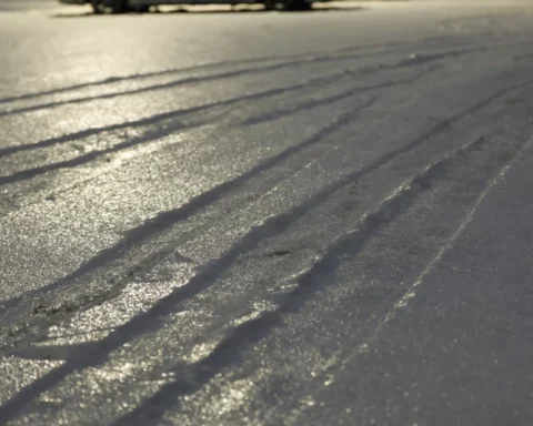 В пятницу ожидаются ледяной дождь и гололед в Латвии