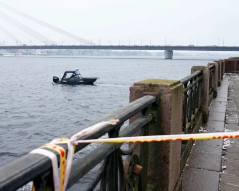 В Риге продолжаются поиски автомобиля, упавшего в Даугаву с женщиной за рулем