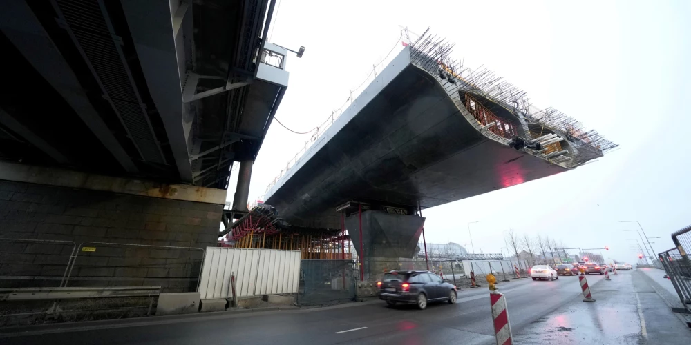 В Риге строят недостроенный мост Rail Baltica и объект у аэропорта без ясного будущего