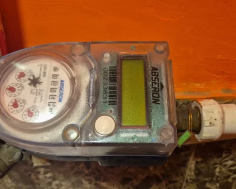 В Риге устанавливают "умные" счетчики воды в многоквартирных домах: нужно ли платить?