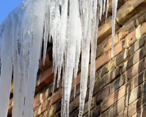 В Риге вынесен приговор домовладельцу по делу о смертельной сосульке