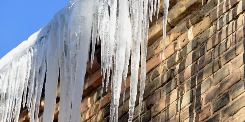 В Риге вынесен приговор домовладельцу по делу о смертельной сосульке