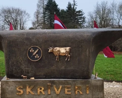 В Скривери открыт памятник гигантской конфете "сладкая коровка"