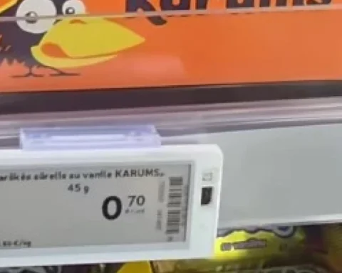 Видео: жительница Риги удивилась высоким ценам на сырки Kārums в Вильнюсе