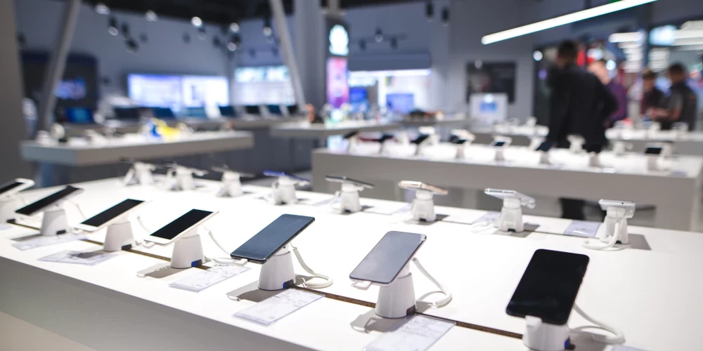 Власти Латвии планируют усложнить процесс покупки новых телефонов для граждан