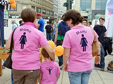 Все страны ЕС обязаны признавать однополые браки, решение суда о праве пары из Польши