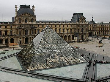 Задержание подозреваемых в ограблении Лувра: обвинения предъявлены четверым людям, включая женщину