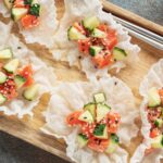 Закуска из рисовой бумаги с красной рыбой