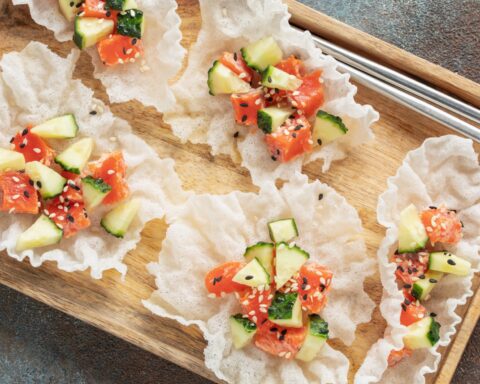 Закуска из рисовой бумаги с красной рыбой