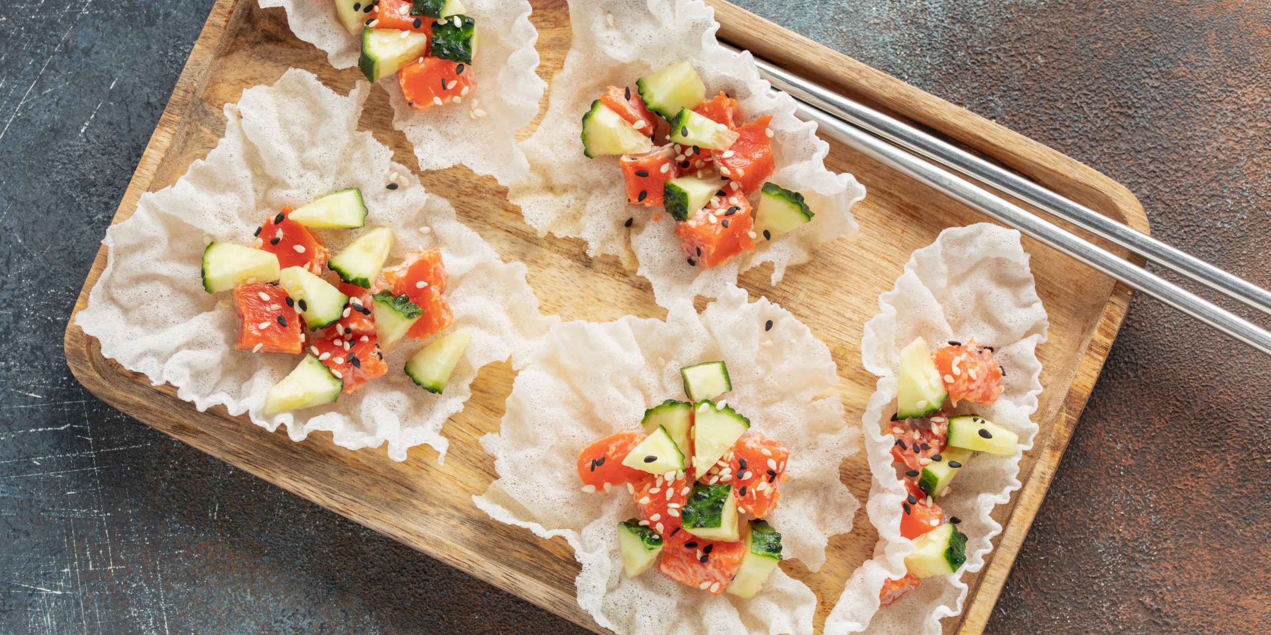 Закуска из рисовой бумаги с красной рыбой