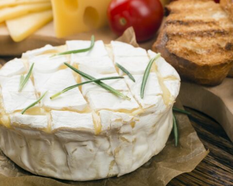 Запечённый камамбер с чесноком и розмарином