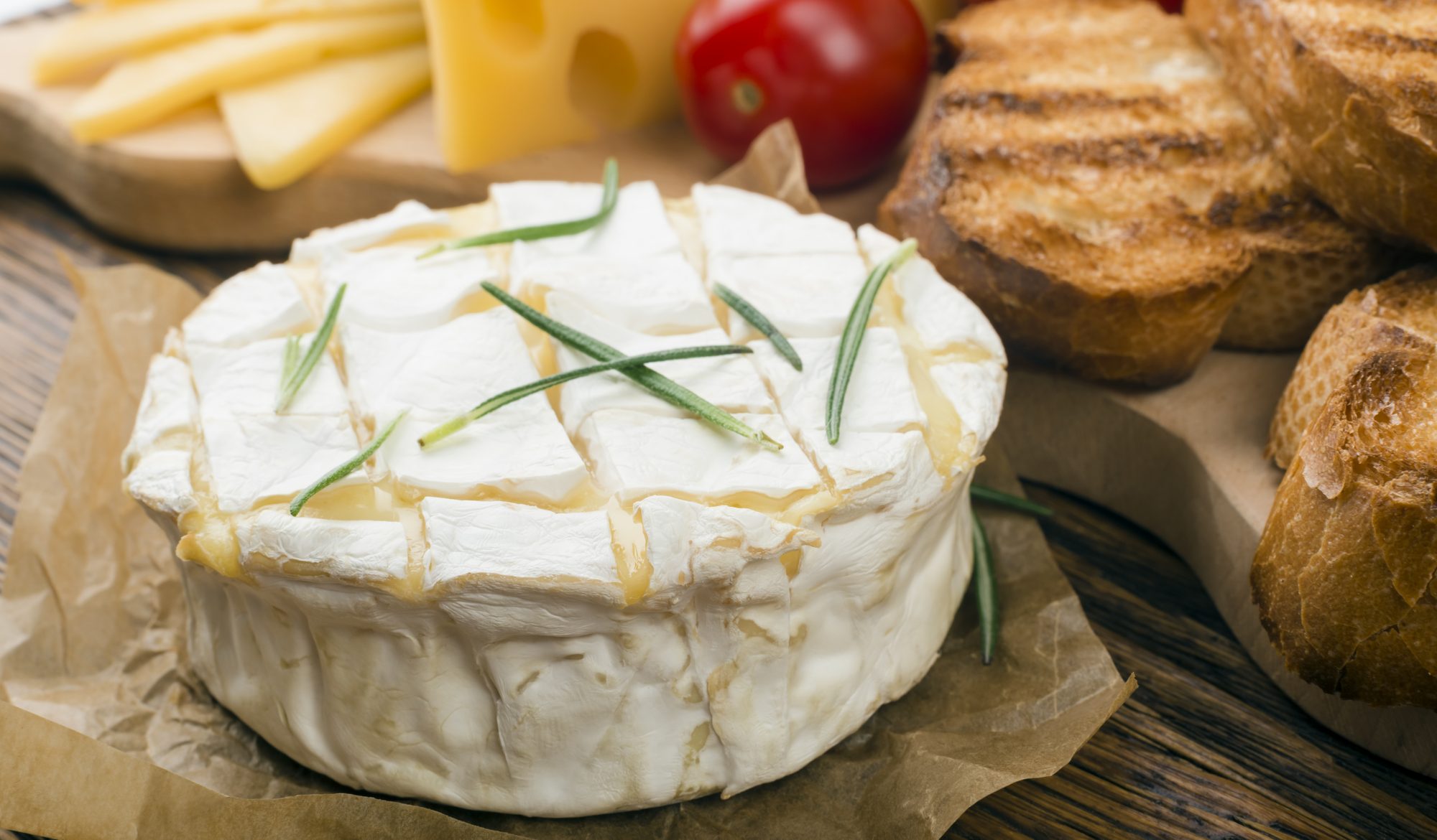 Запечённый камамбер с чесноком и розмарином