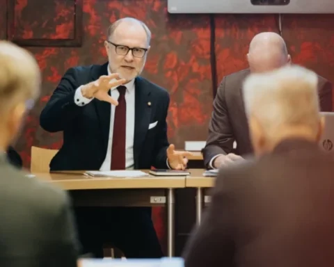 Зарплаты сотрудников министерств достигли почти 5000 евро, расходы на оборону увеличатся