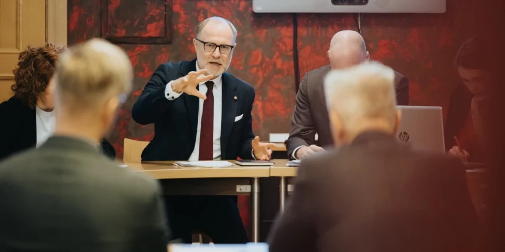 Зарплаты сотрудников министерств достигли почти 5000 евро, расходы на оборону увеличатся