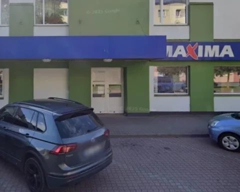 Женщина на Volvo сбила мужчину, оба скрылись с места ДТП в Латвии